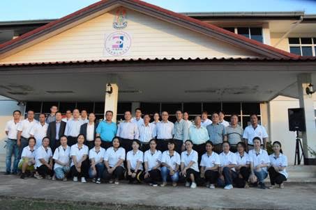 中國(guó)僑網(wǎng)云南省海外交流協(xié)會(huì)副會(huì)長(zhǎng)袁光興一行與泰北地區(qū)華人村教師聯(lián)誼會(huì)3所會(huì)員學(xué)校領(lǐng)導(dǎo)合影。(泰國(guó)《世界日?qǐng)?bào)》)