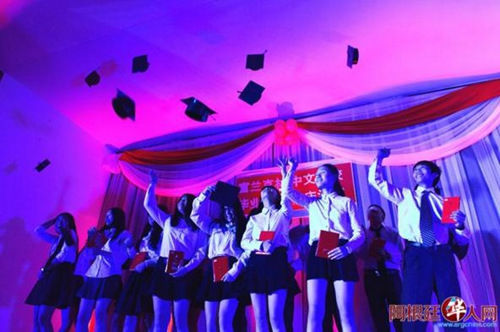 中國僑網(wǎng)富蘭克林中文學(xué)校畢業(yè)典禮暨18周年校慶文藝匯演活動現(xiàn)場。(阿根廷華人網(wǎng))