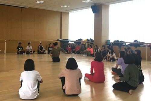 中國(guó)僑網(wǎng)學(xué)習(xí)傳統(tǒng)舞蹈