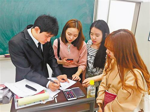 中國僑網(wǎng)陳寶劍(左一)和學(xué)生交流。