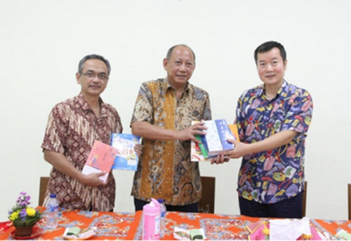 中國(guó)僑網(wǎng)胡銀全向印華學(xué)校贈(zèng)書