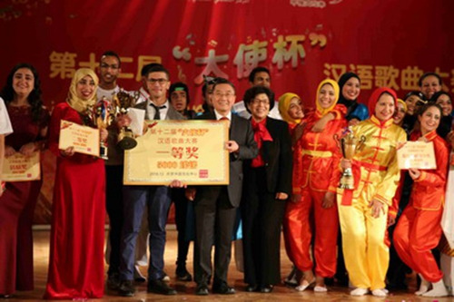 中國僑網(wǎng)宋愛國大使夫婦與獲獎選手合影