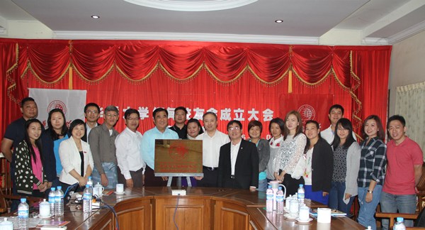 中國僑網(wǎng)考生認真思考