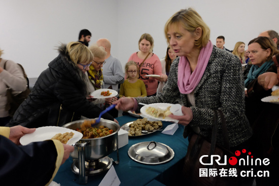 中國僑網(wǎng)觀眾品嘗中國美食