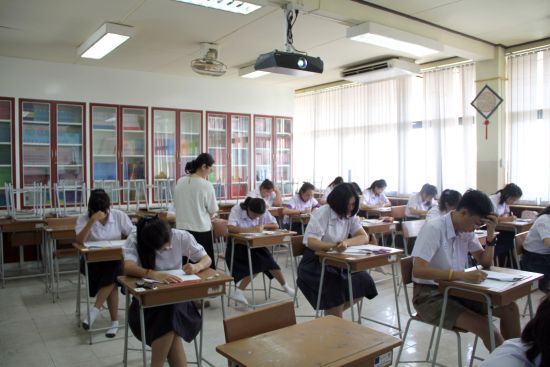 中國僑網(wǎng)考生認(rèn)真考試