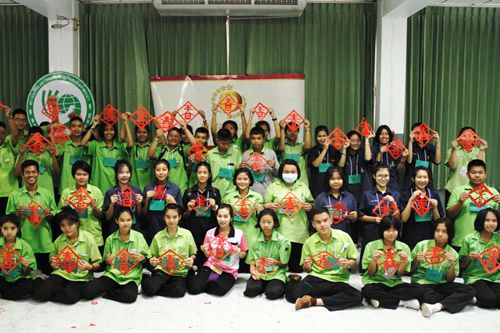 中國(guó)僑網(wǎng)學(xué)生們展示剪紙作品《春》