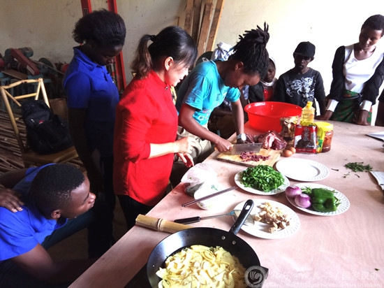 中國僑網(wǎng)學(xué)生們親手體驗做中國菜