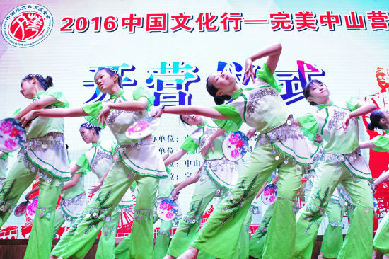 中國僑網(wǎng)僑中學生表演文藝節(jié)目