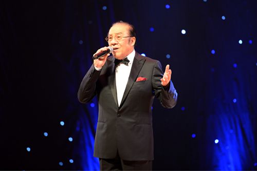 中國(guó)僑網(wǎng)楊洪基演唱《滾滾長(zhǎng)江東逝水》《我和我的祖國(guó)》等