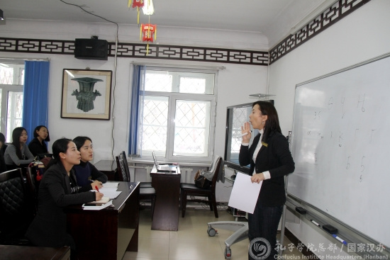 中國僑網(wǎng)吉帕爾示范吉語字母的發(fā)音