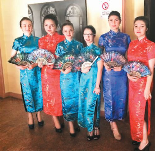 中國(guó)僑網(wǎng)圖為張赟的羅馬尼亞學(xué)生正在表演旗袍秀