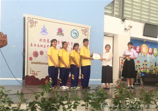 中國僑網(wǎng)吳泰灣為參賽選手頒獎(jiǎng)