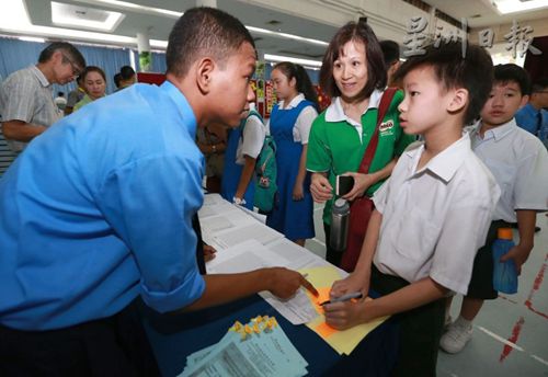 中國(guó)僑網(wǎng)新生陸續(xù)前往尊孔國(guó)民型華文中學(xué)報(bào)到。(馬來(lái)西亞《星洲日?qǐng)?bào)》)