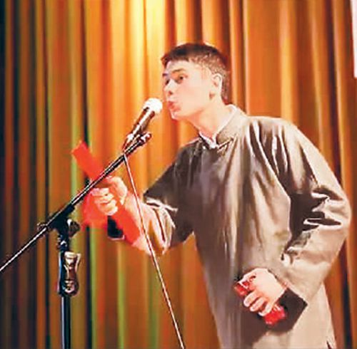 中國(guó)僑網(wǎng)曾子儒正在表演快板書