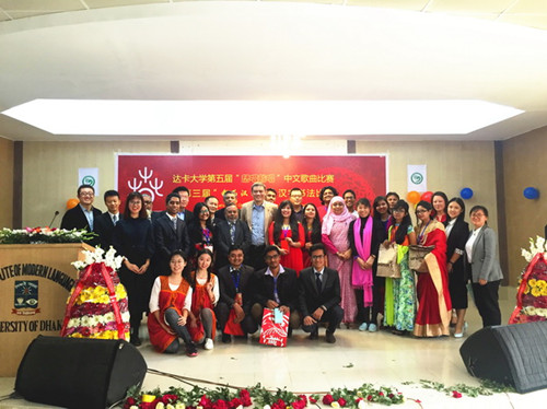 中國(guó)僑網(wǎng)嘉賓與參賽選手及輔導(dǎo)老師合影