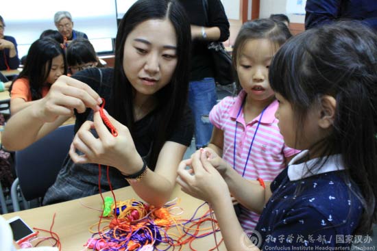 中國(guó)僑網(wǎng)學(xué)員體驗(yàn)中國(guó)結(jié)