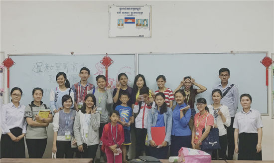 中國(guó)僑網(wǎng)教師和部分學(xué)員合影