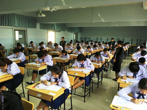 中國僑網(wǎng)HSK3級(jí)考生認(rèn)真作答