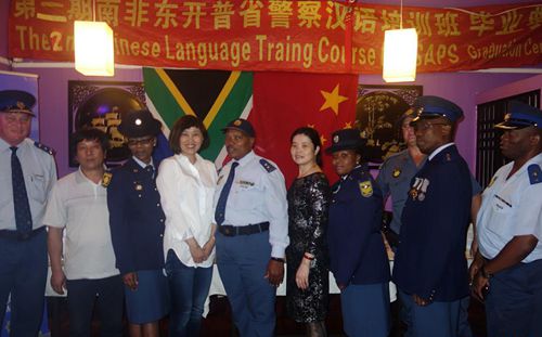 中國(guó)僑網(wǎng)李立蓓與出席畢業(yè)典禮警方負(fù)責(zé)人、僑領(lǐng)合影