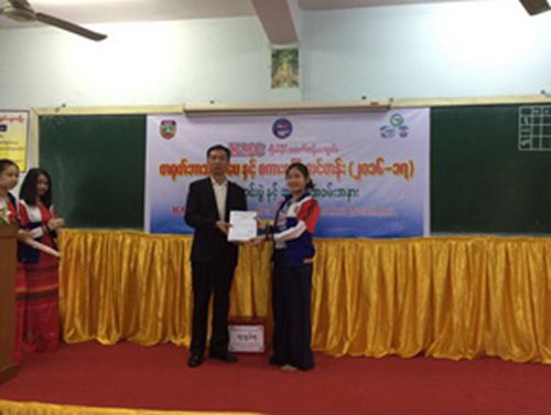 中國僑網(wǎng)王宗穎向?qū)W員頒獎