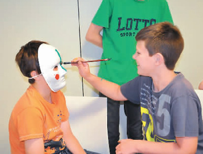 中國(guó)僑網(wǎng)畫(huà)京劇臉譜