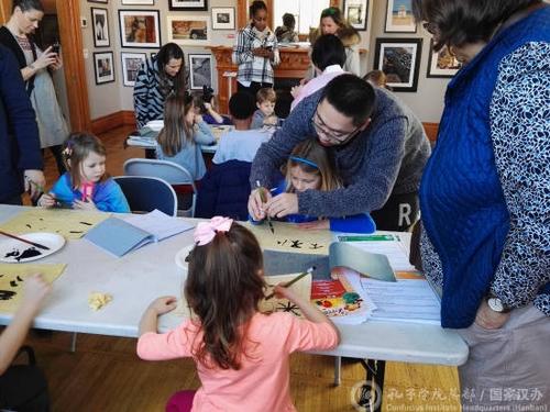 中國僑網(wǎng)小朋友體驗中國書法