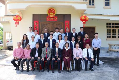 中國僑網(wǎng)合影