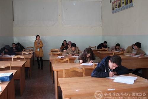 中國僑網(wǎng)考生認真答題