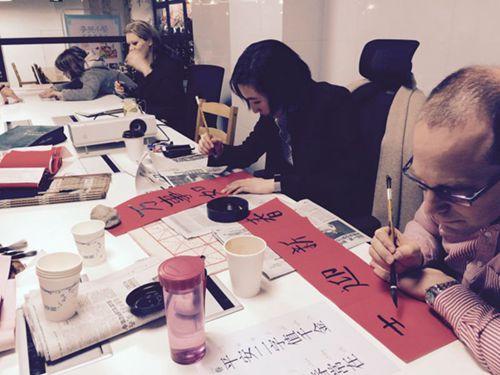 中國僑網(wǎng)外交官們認真書寫春聯(lián)