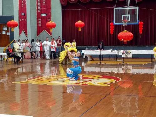 中國僑網(wǎng)舞蹈《同行》表演