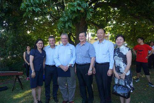 中國僑網(wǎng)新南威爾士大學孔子學院奚俊芳院長與來賓合影