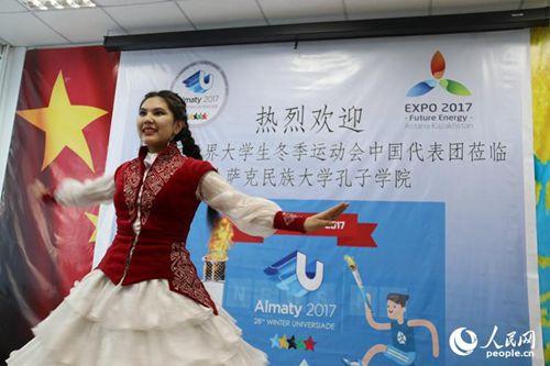 中國僑網(wǎng)孔子學院學生表演節(jié)目 記者:周翰博攝