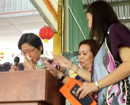 中國僑網(wǎng)周榮花(左)淚灑歡送會(huì)! (馬來西亞《星洲日?qǐng)?bào)》)