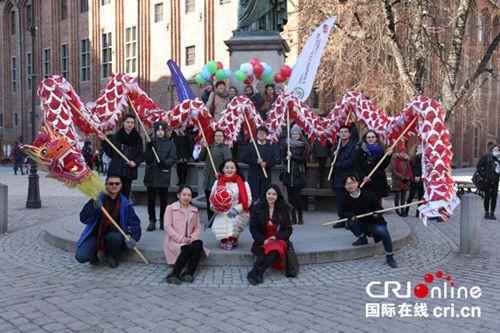 中國僑網(wǎng)參加舞龍的人員