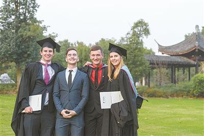 中國(guó)僑網(wǎng)吉利(右二)和同學(xué)們。 (寧波諾丁漢供圖)