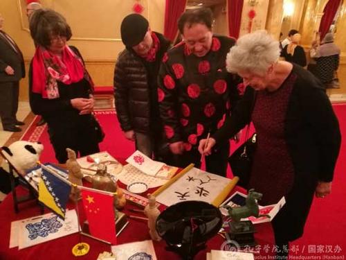 中國僑網嘉賓體驗中國書法