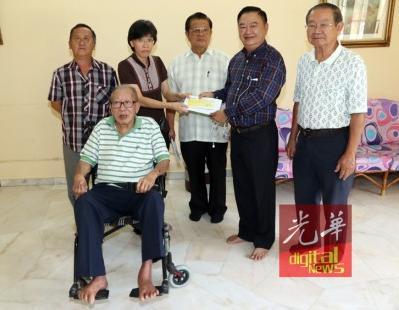 中國(guó)僑網(wǎng)郭廣進(jìn)受到捐助 (馬來(lái)西亞《光華日?qǐng)?bào)》)