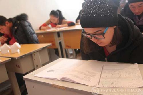 中國(guó)僑網(wǎng)HSK五級(jí)考試現(xiàn)場(chǎng)