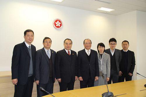 中國僑網(wǎng)香港教育局局長吳克儉(右四)會見華僑大學(xué)校長賈益民一行