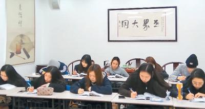 中國(guó)僑網(wǎng)認(rèn)真上課