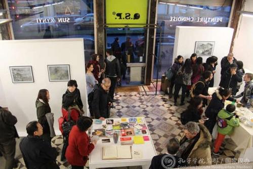 中國僑網(wǎng)畫展現(xiàn)場