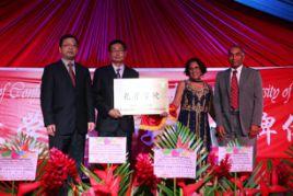 中國僑網(wǎng)蒙克(右一)、陳建勇(左一)為孔院揭牌