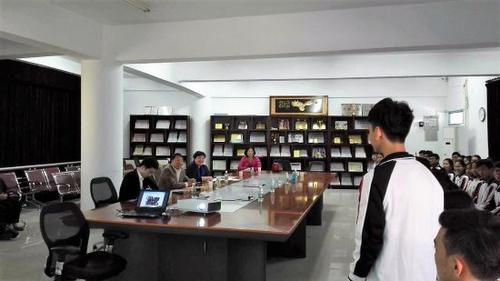 中國僑網(wǎng)方文國等與耀華獎學(xué)金班學(xué)生座談