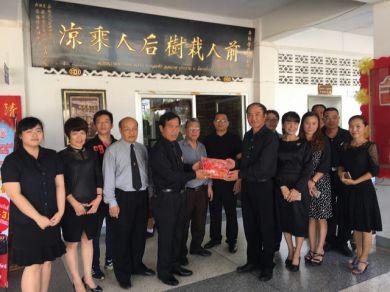 中國僑網(wǎng)合影