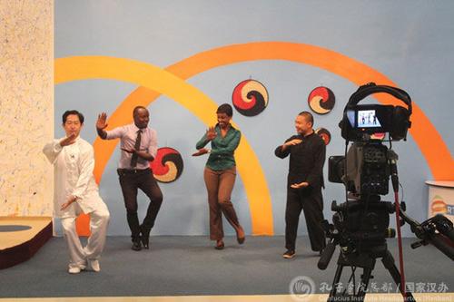 中國僑網(wǎng)主持人現(xiàn)場學習