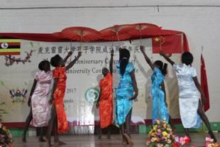 中國僑網(wǎng)孔子學院學生表演節(jié)目