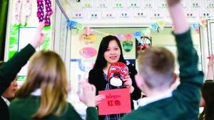 中國僑網(wǎng)往期志愿者在英國授課