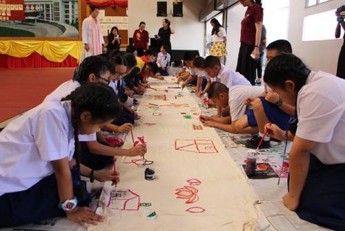 中國僑網(wǎng)雙方學生共同作畫