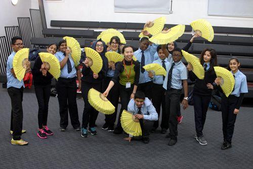 中國僑網(wǎng)學(xué)習(xí)扇子舞 校方供圖(英國《僑報(bào)》)