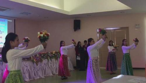 中國(guó)僑網(wǎng)中文系學(xué)生表演了中國(guó)歌舞